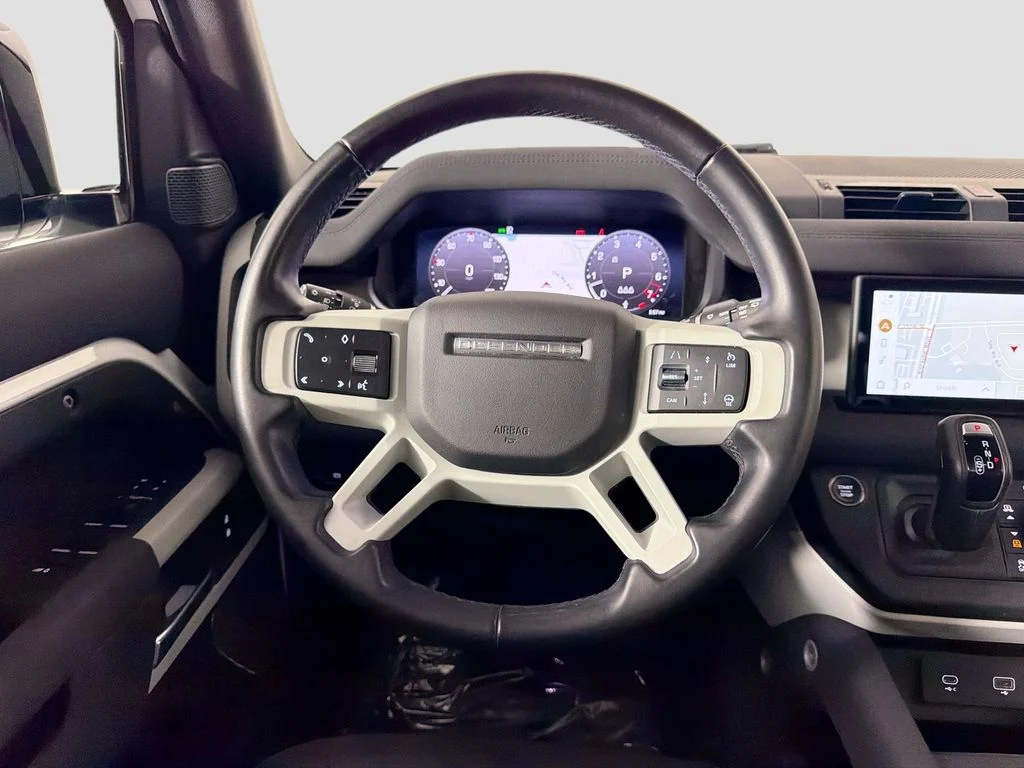 Used 2023 White Land Rover X-Dynamic SE image 23