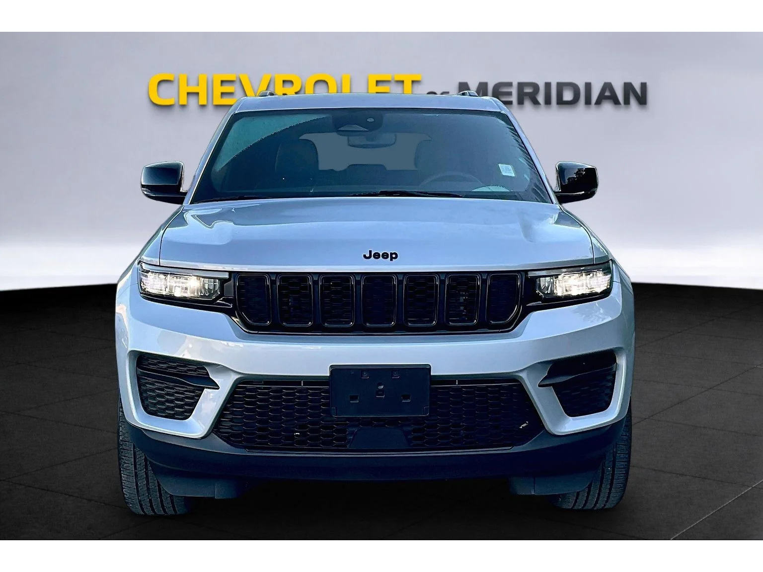 Used 2023 Silver Jeep Altitude image 3