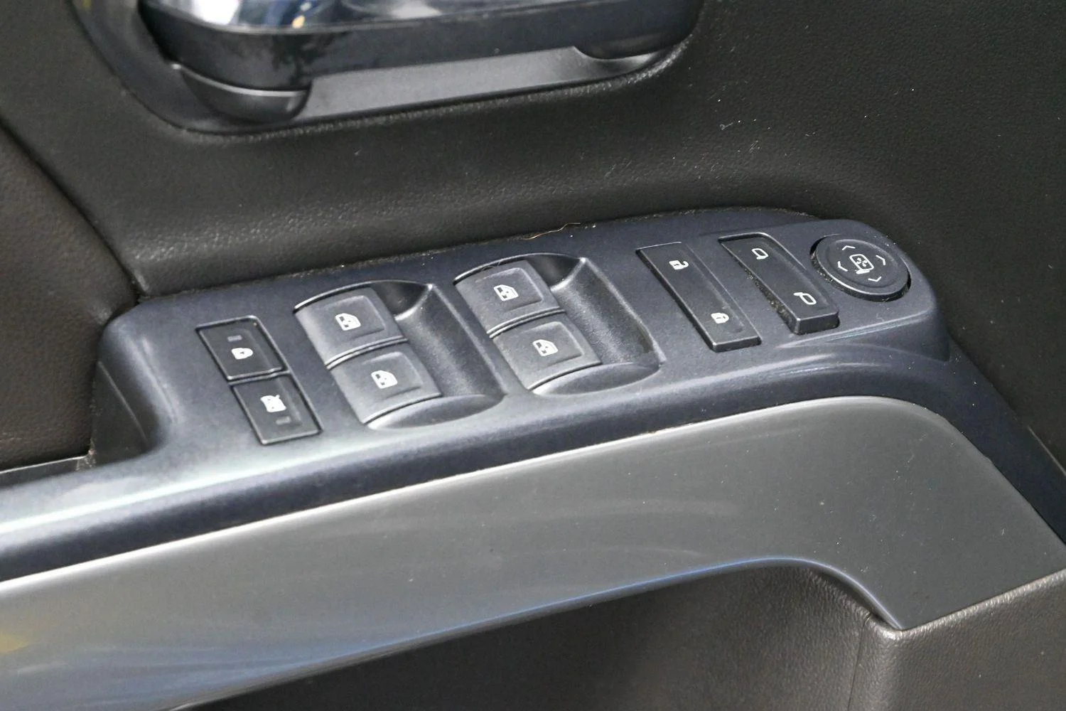 Used 2018 Deep Ocean Blue Metallic Chevrolet LT image 11