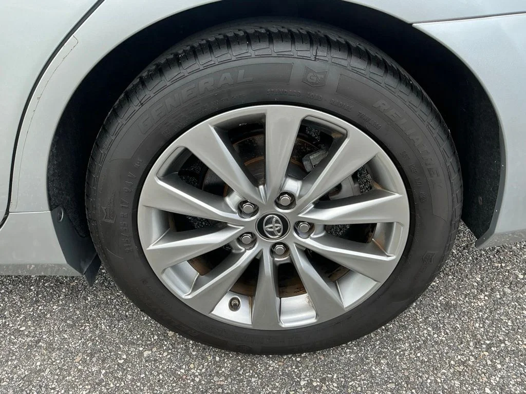 Used 2017 Silver Toyota XLE image 26