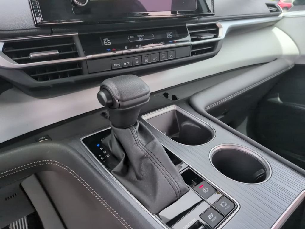 2025 Toyota Sienna LE - Photo 25