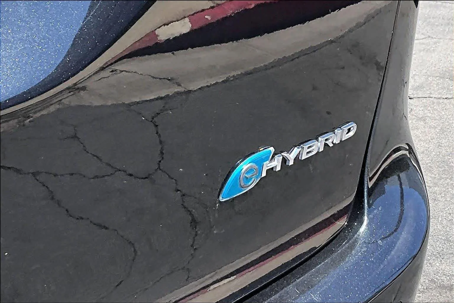 Used 2018 Brilliant Black Crystal Pearlcoat Chrysler Hybrid Limited image 9