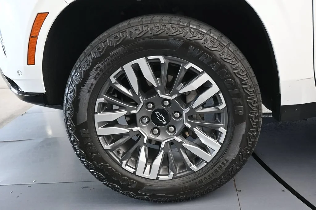 Used 2025 Iridescent Pearl Tricoat Chevrolet Z71 image 33