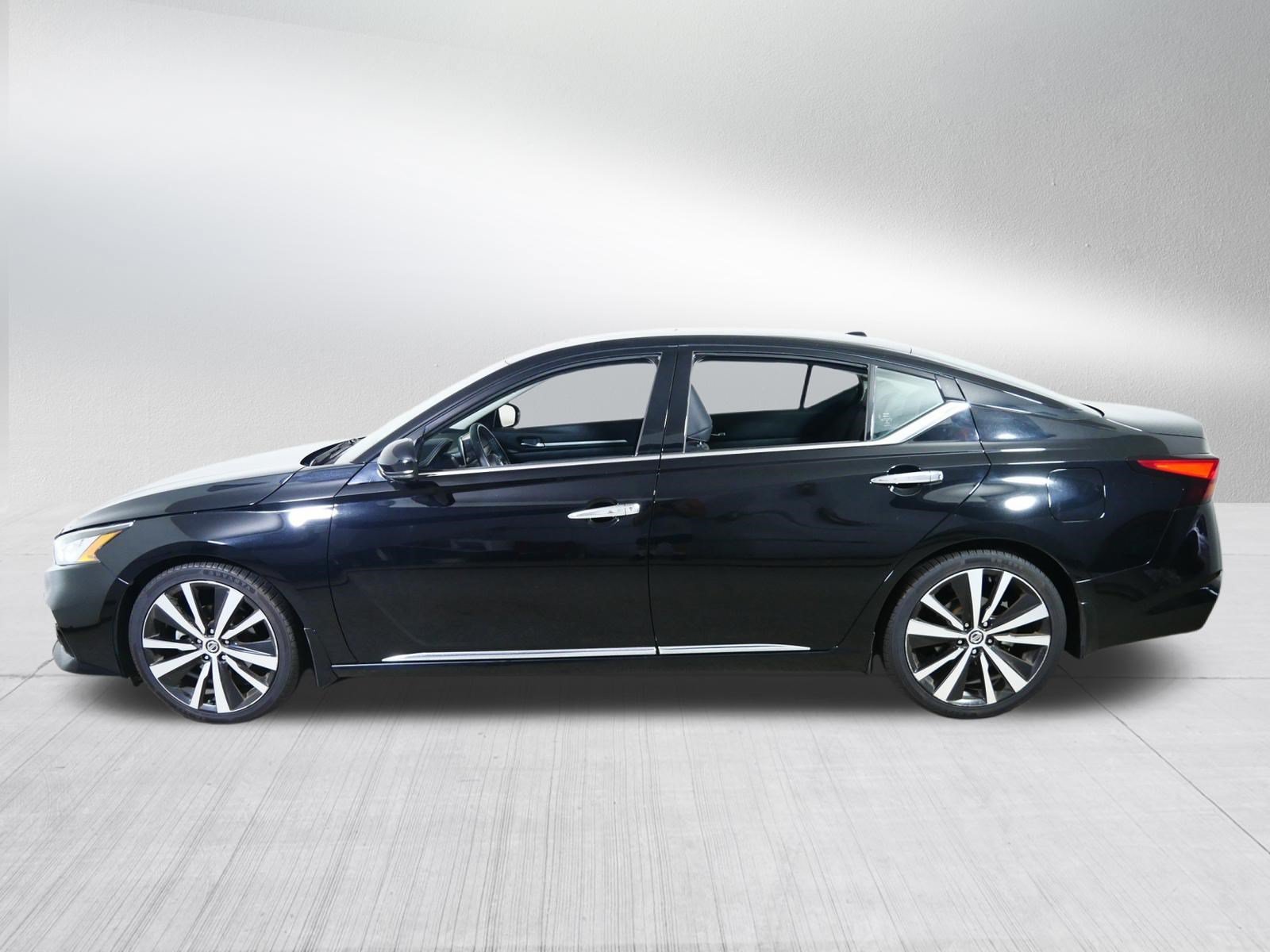 Used 2020 Super Black Nissan 2.0 Platinum image 4