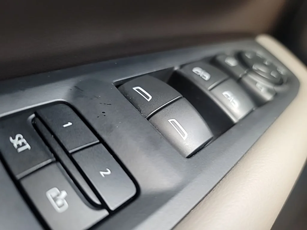Used 2022 Gray Chevrolet Z71 image 23