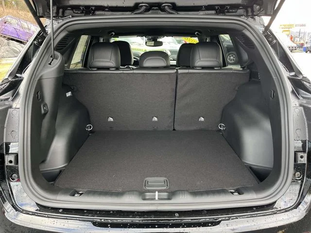 New 2026 Diamond Black Crystal Pearlcoat Jeep Latitude image 15
