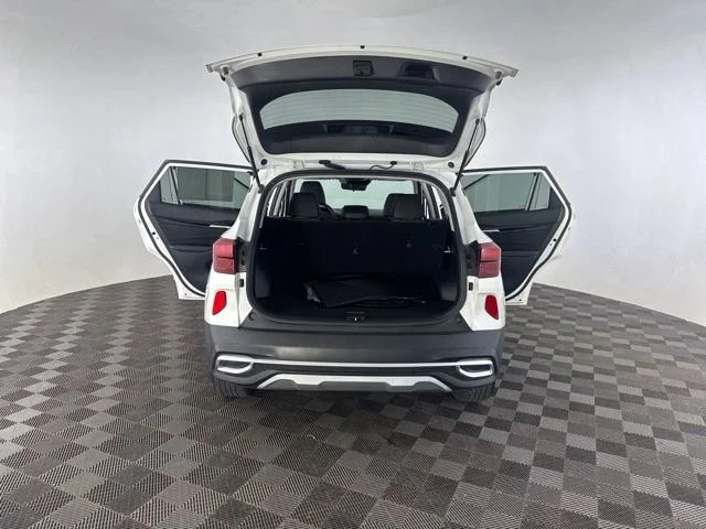 Used 2023 White Kia S image 18