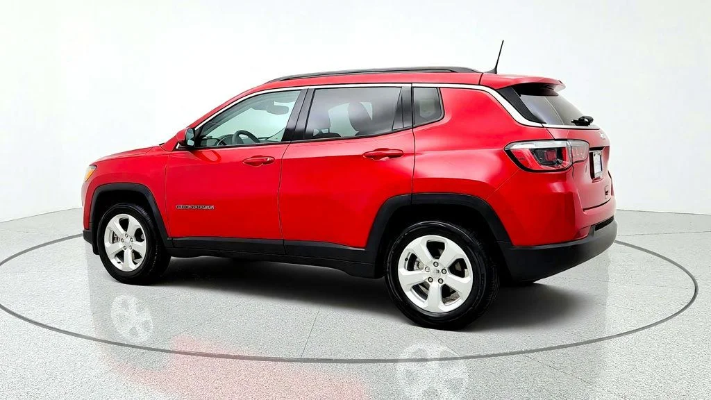 Used 2019 Redline Pearlcoat Jeep Latitude FWD image 7
