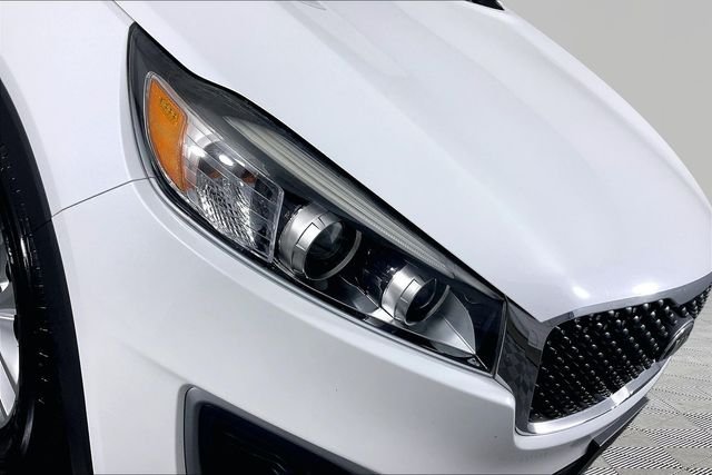Used 2017 White Kia LX image 28