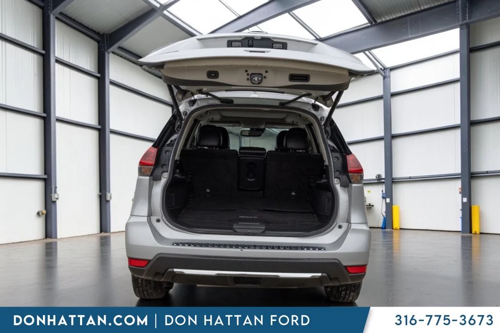 Used 2018 Silver Nissan SL image 25