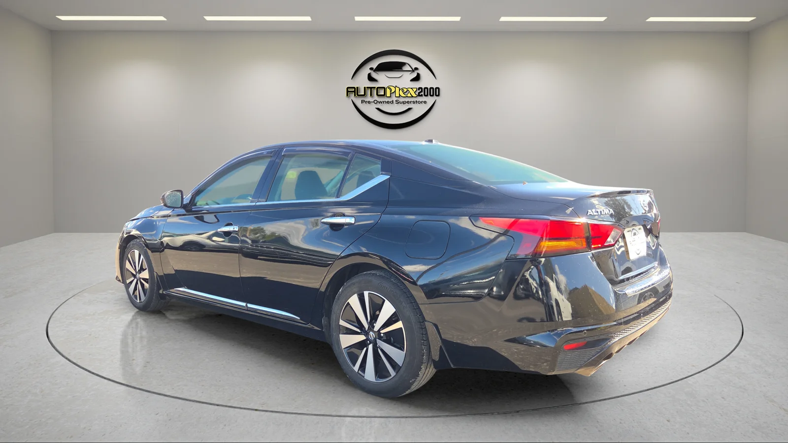 Used 2021 Black Nissan 2.5 SL image 5