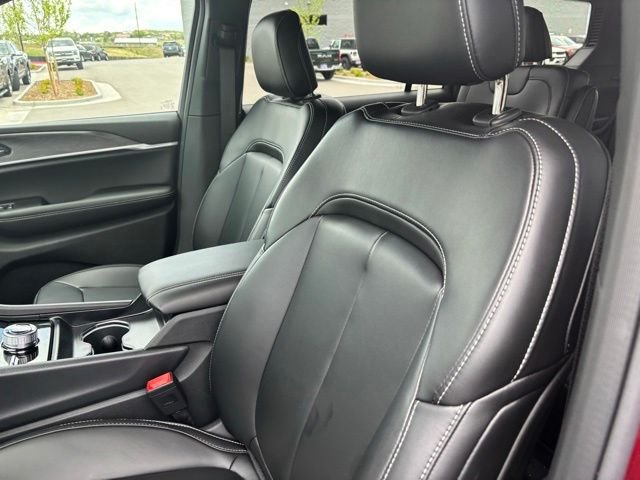 New 2026 Velvet Red Pearl-Coat Exterior Paint Jeep Altitude image 11