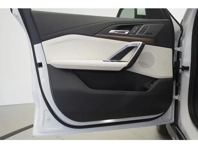 New 2027 Mineral White Metallic BMW xDrive28i image 6