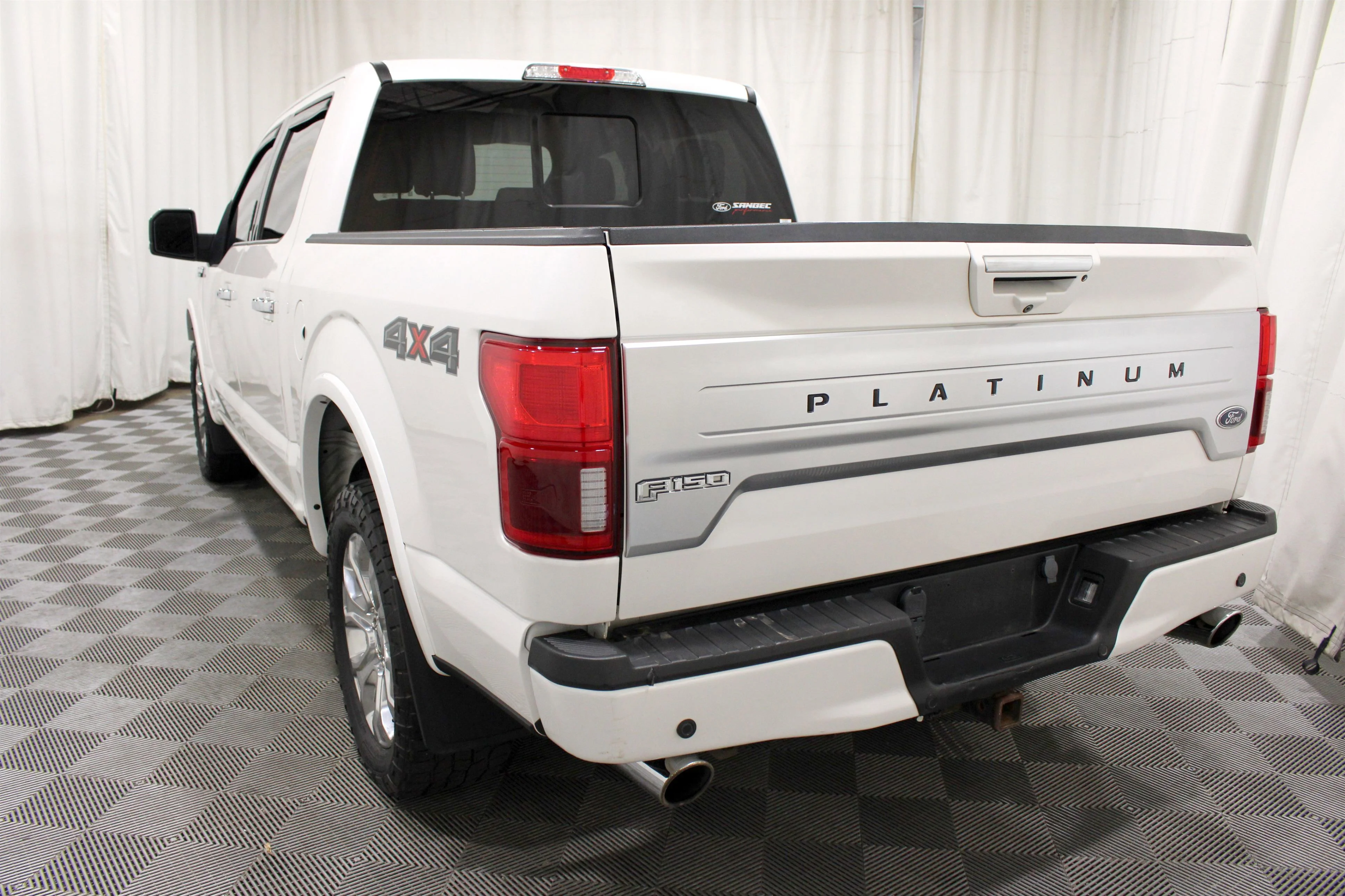 Used 2019 White Platinum Metallic Tri-Coat Ford Platinum image 30