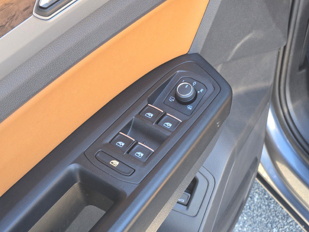 Used 2019 Platinum Gray Metallic Volkswagen SEL Premium image 22
