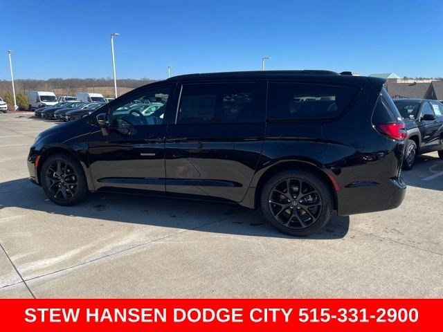 New 2026 Diamond Black Crystal Pearlcoat Chrysler Select image 1