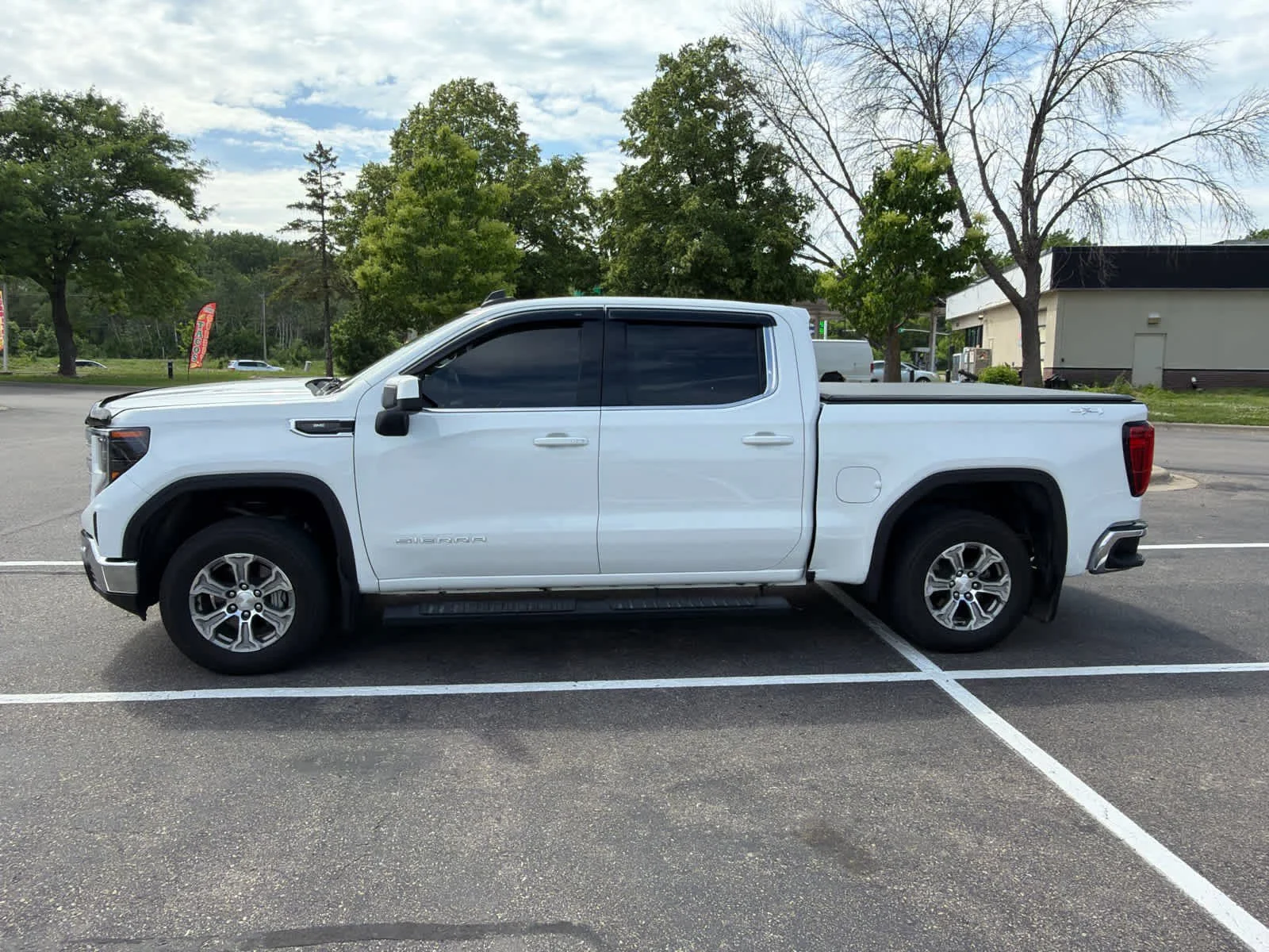 Used 2022 Summit White GMC SLE image 4