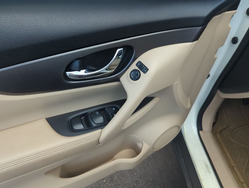 Used 2015 White Nissan SV image 19