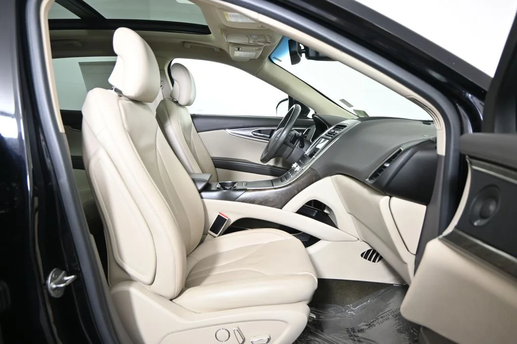 Used 2016 Black Lincoln Reserve image 13