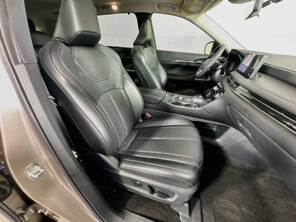 Certified Used 2024 Silver INFINITI LUXE image 40