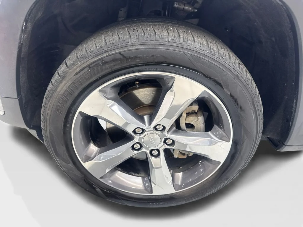 Used 2022 Silver Jeep Limited image 94