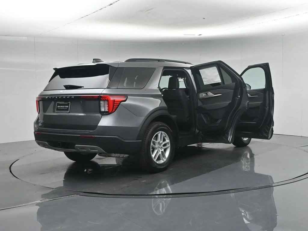 New 2027 Carbonized Gray Metallic Ford Active image 31