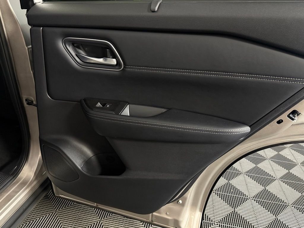 Used 2025 Gold Nissan Platinum image 32