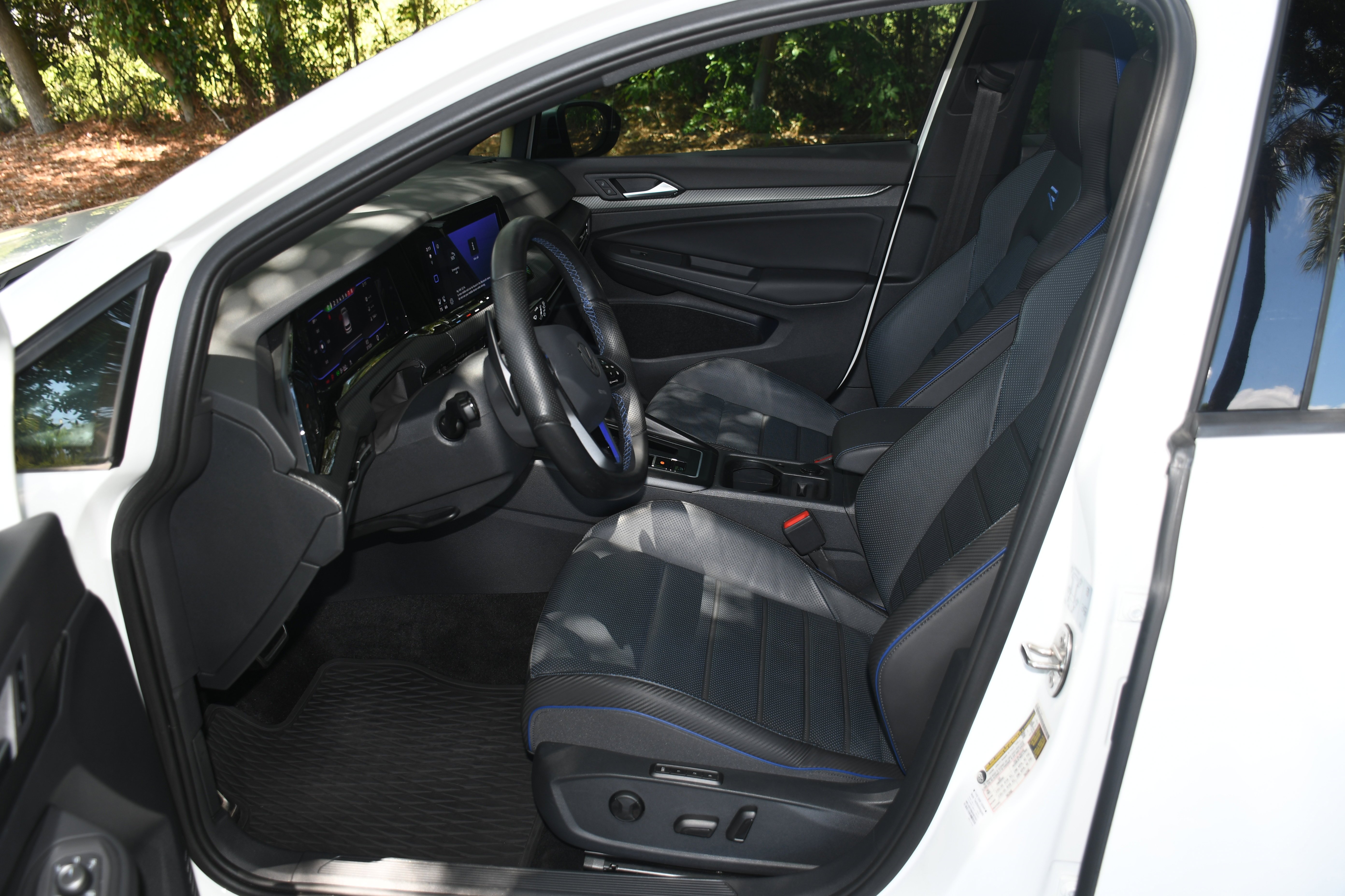 Used 2024  Volkswagen 2.0T image 7