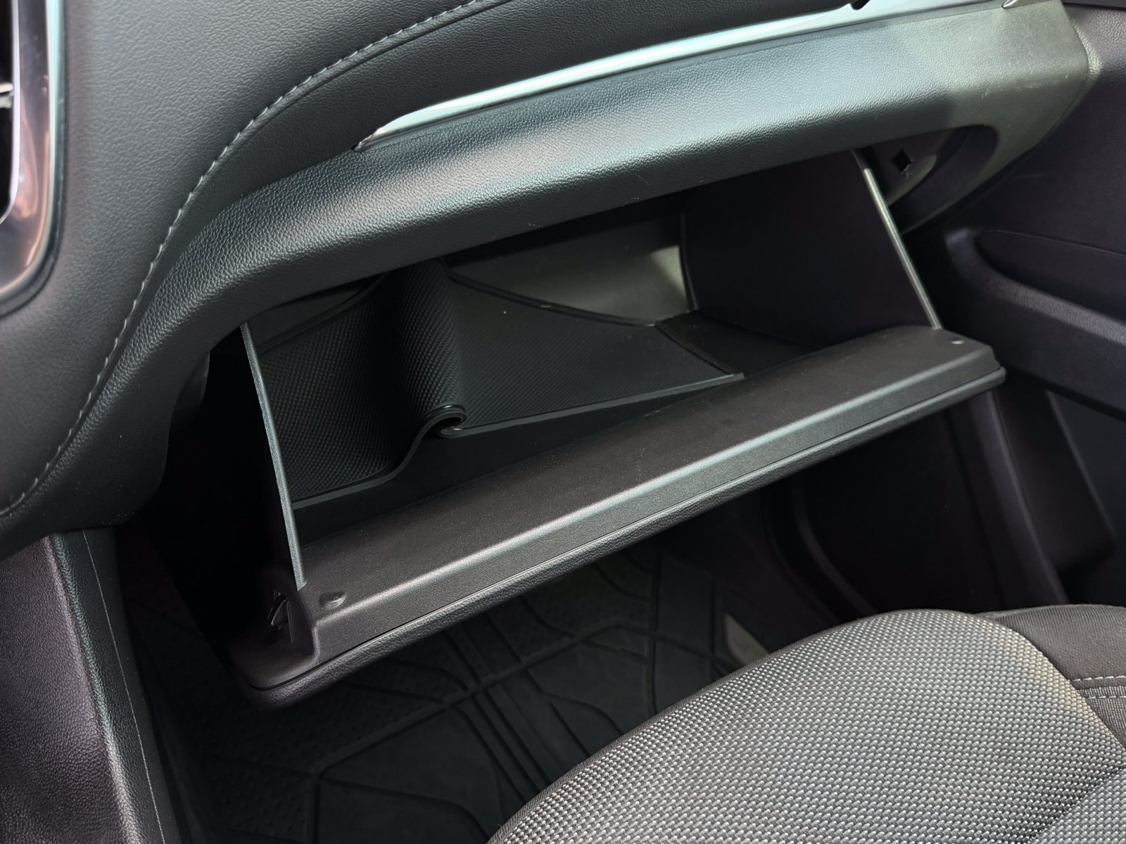 Used 2023 Iridescent Pearl Tricoat Chevrolet LT image 21