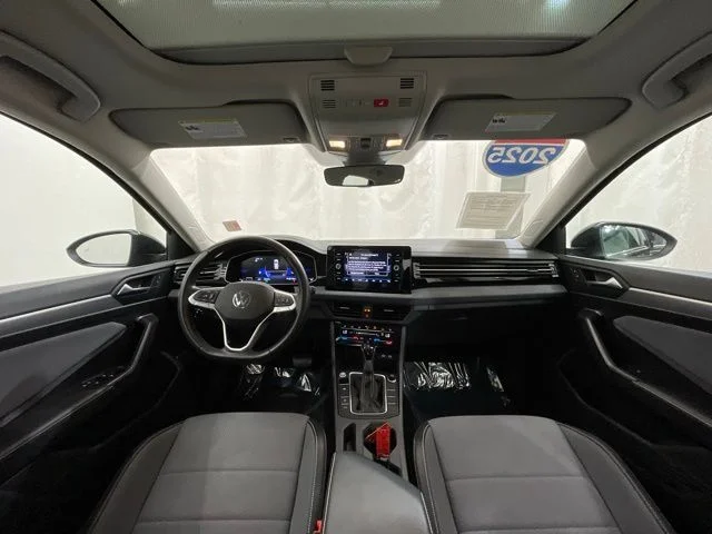 2025 Volkswagen Jetta SE - Photo 16