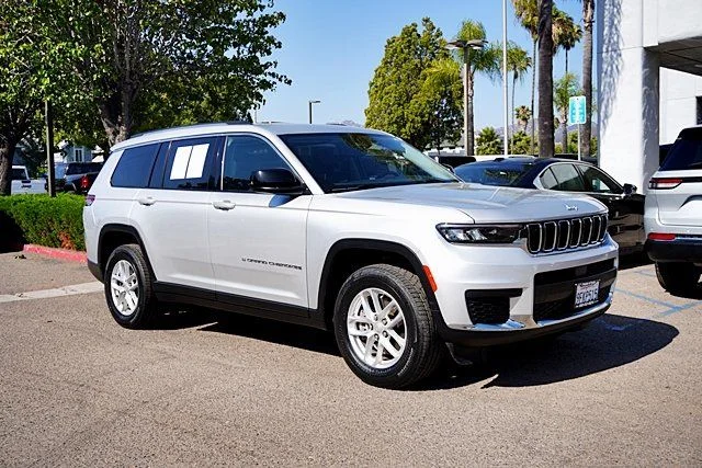 Used 2023 Silver Jeep Laredo image 5
