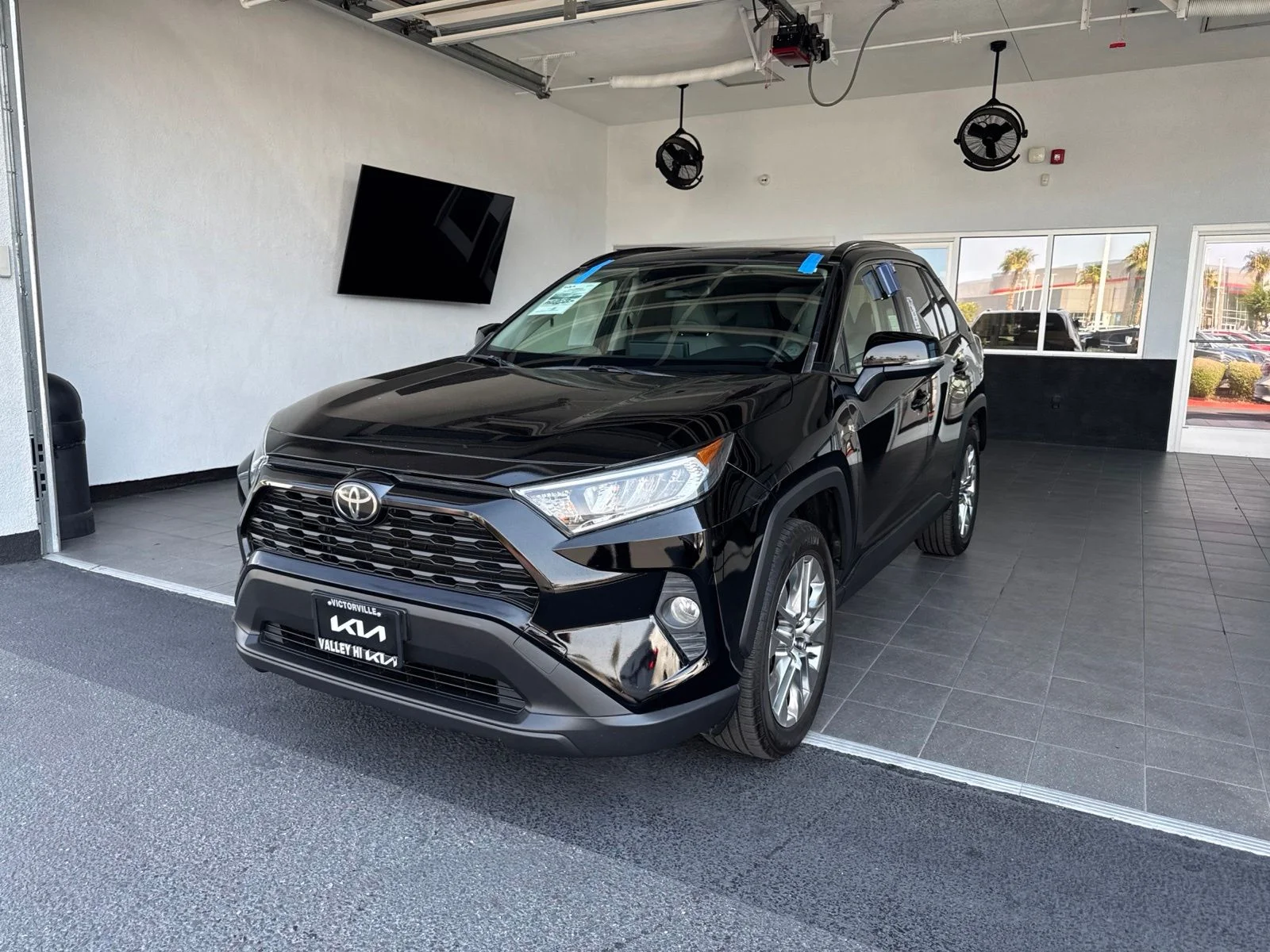 Used 2020 Midnight Black Metallic Toyota XLE Premium image 2