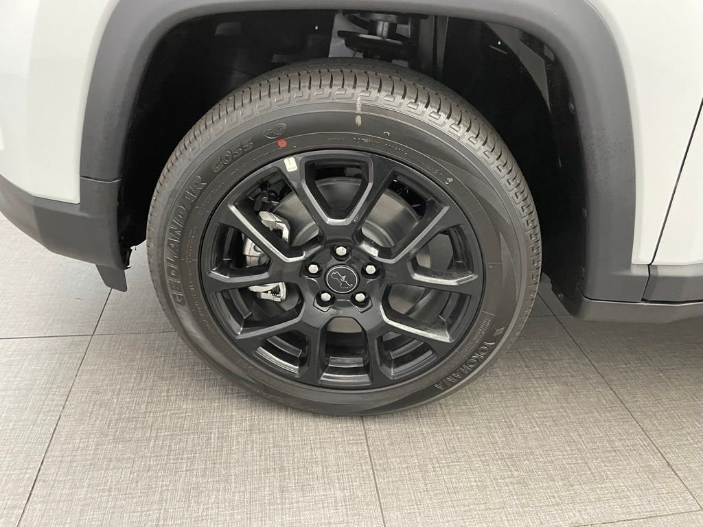 New 2026 Bright White Clear-Coat Exterior Paint Jeep Latitude image 8
