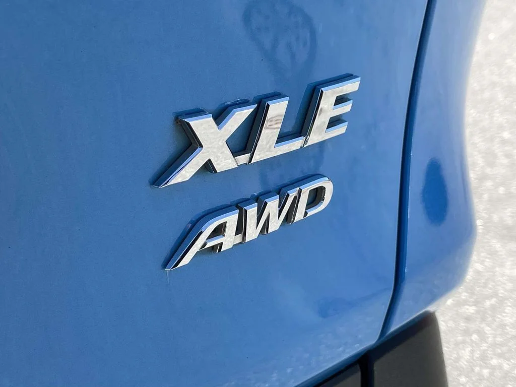 Used 2021 Blue Toyota XLE Premium image 10