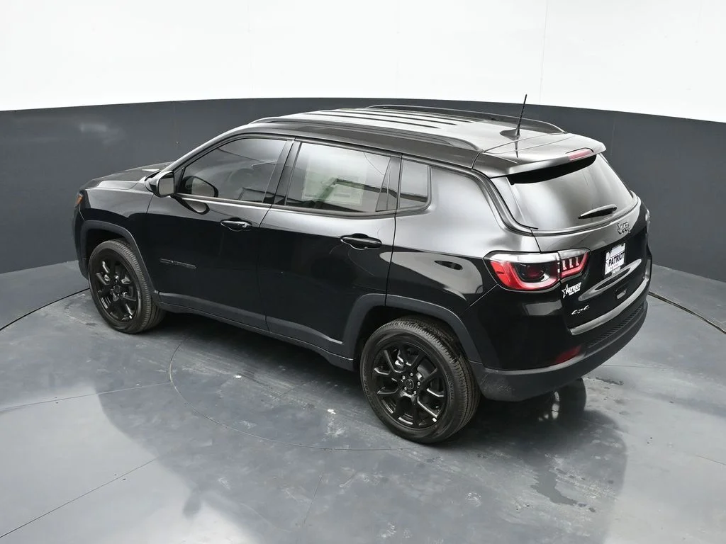 New 2026 Diamond Black Crystal Pearl-Coat Exterior Paint Jeep Latitude image 32
