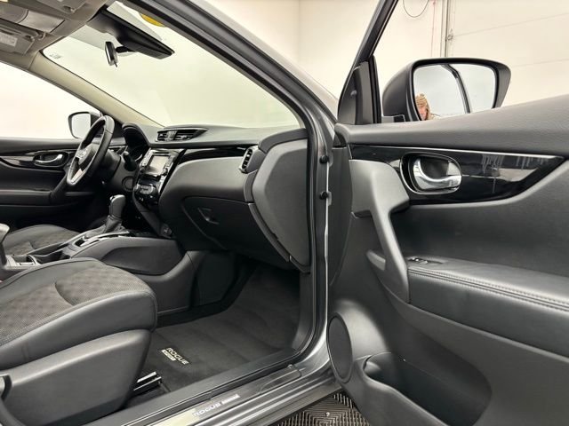 Used 2022 Gun Metallic Nissan SV image 28