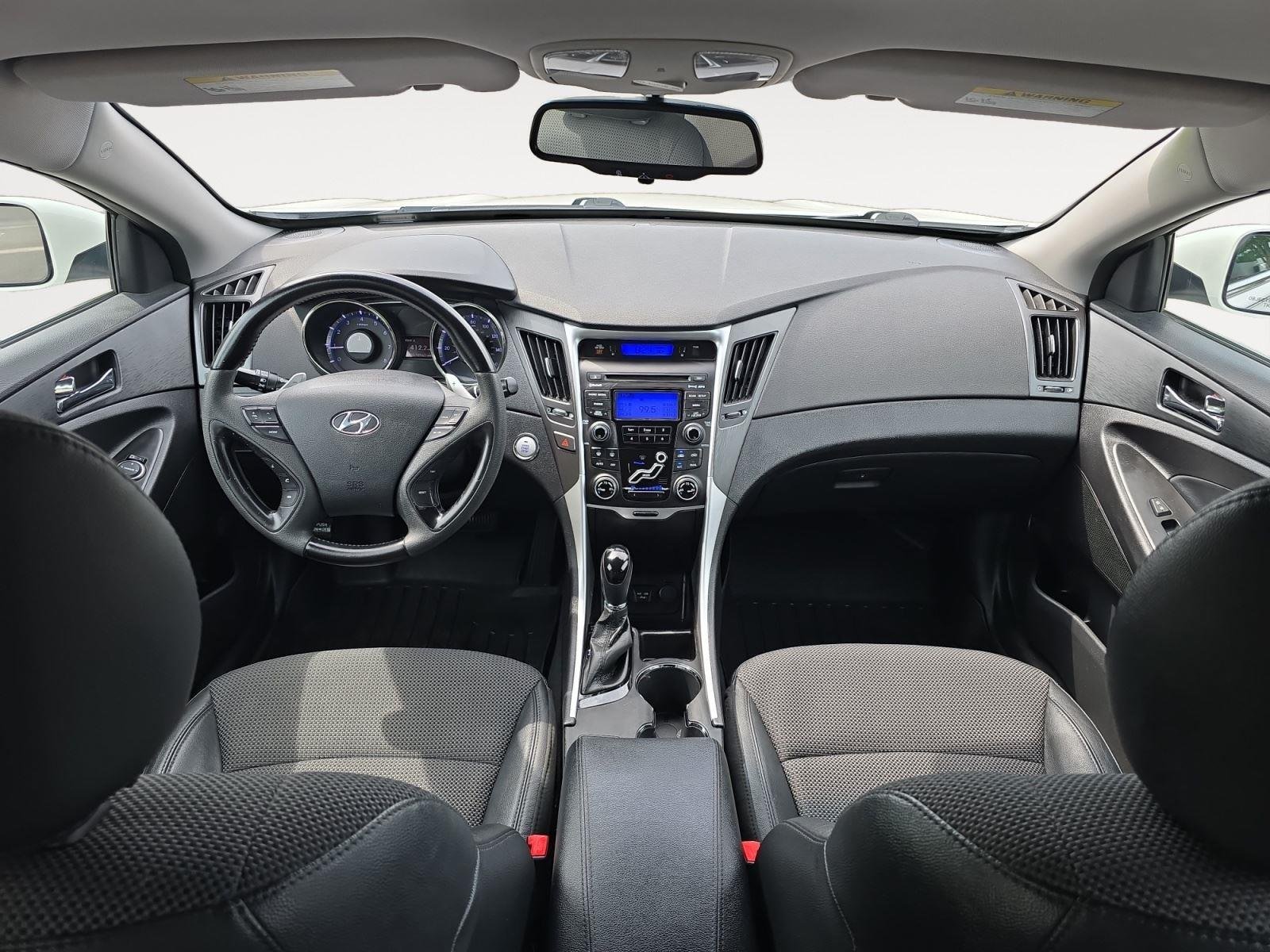 Used 2013 Shimmering White Hyundai SE image 14