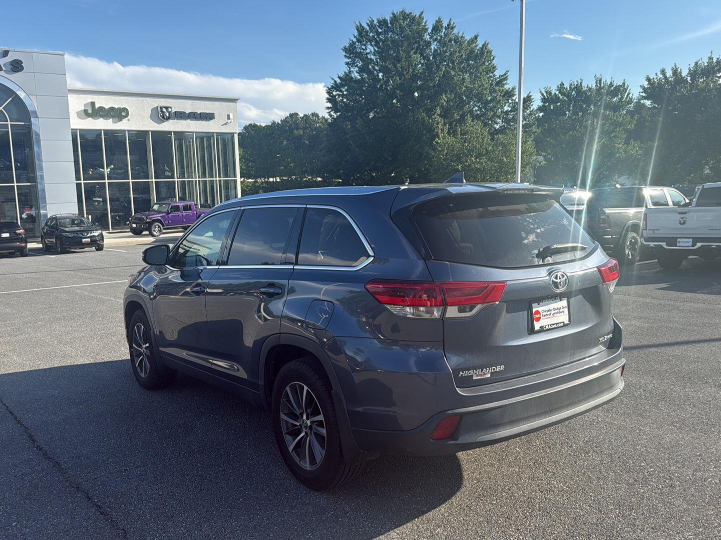 Used 2019 Shoreline Blue Pearl Toyota XLE image 6