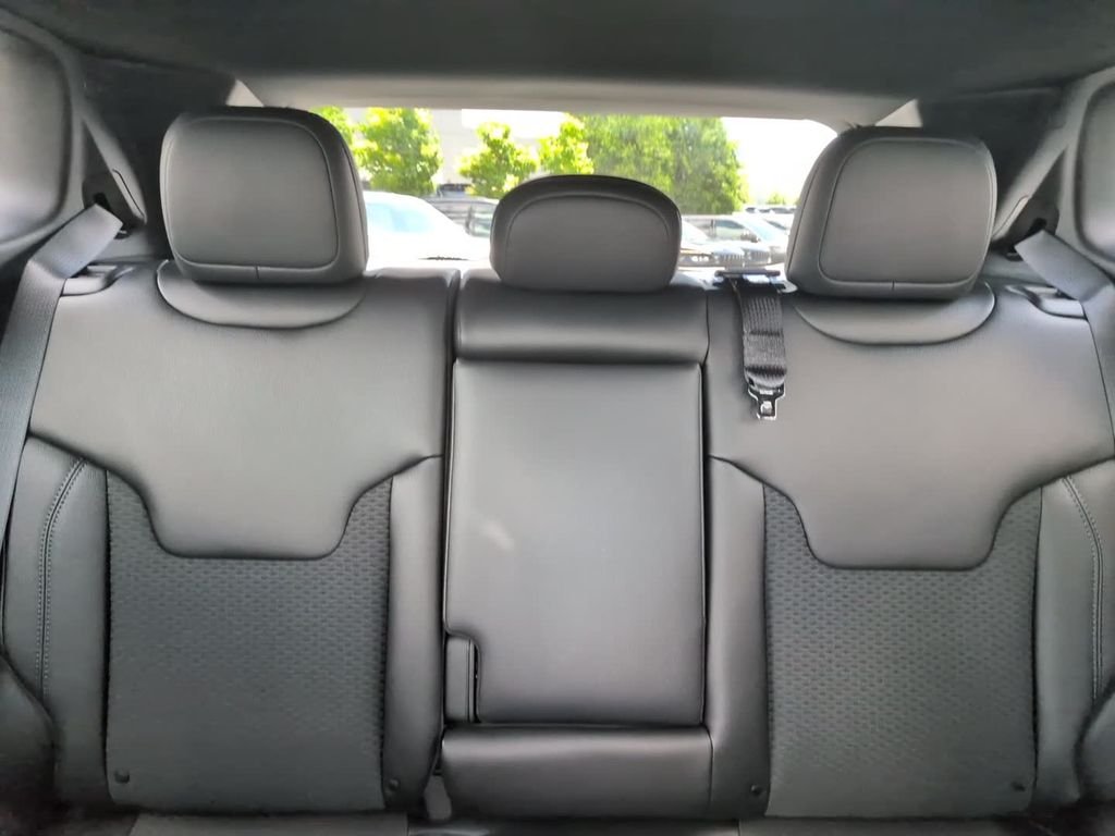 New 2026 Bright White Clear-Coat Exterior Paint Jeep Latitude image 26
