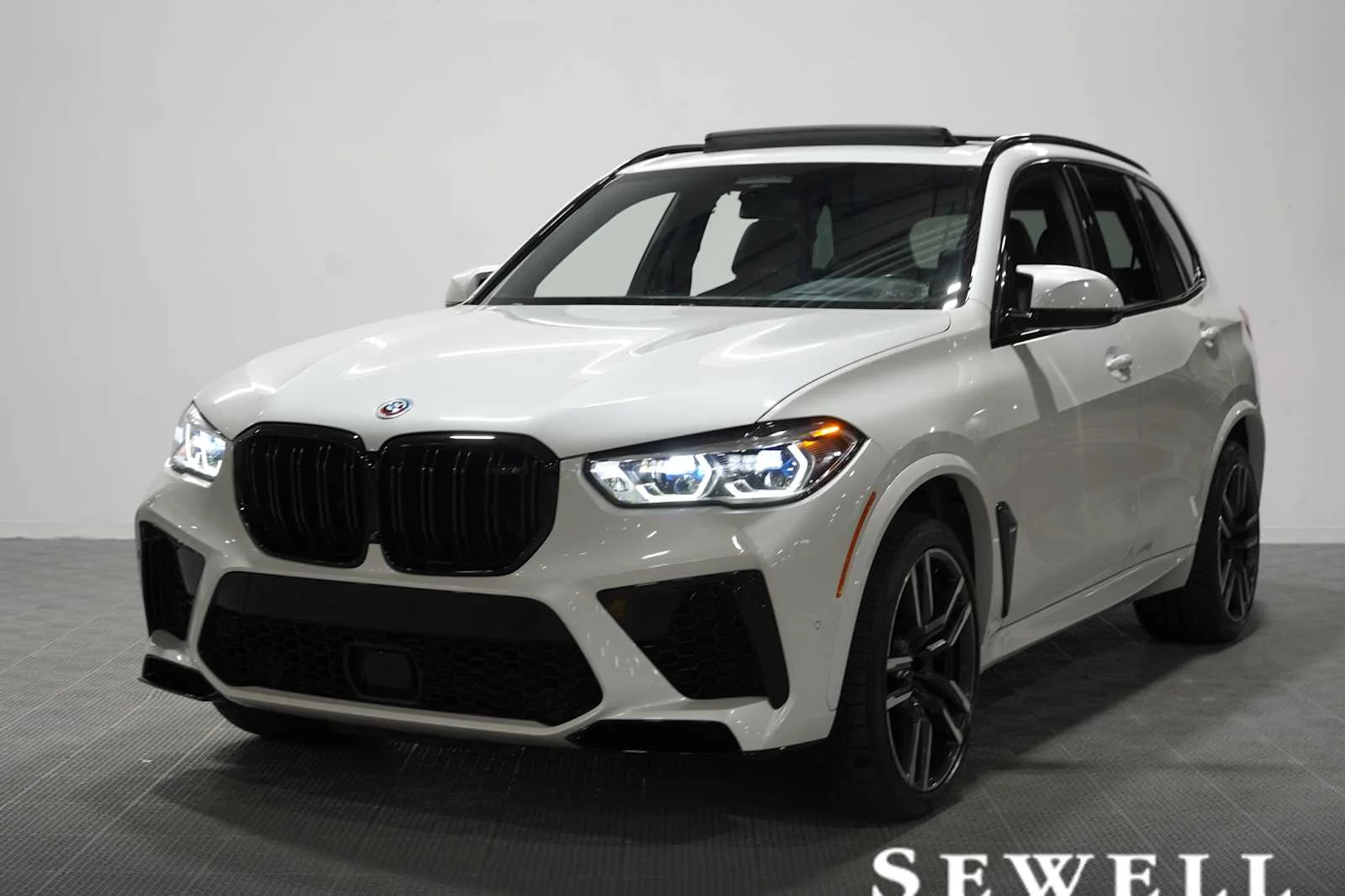 2023 BMW X5 M -'s photo