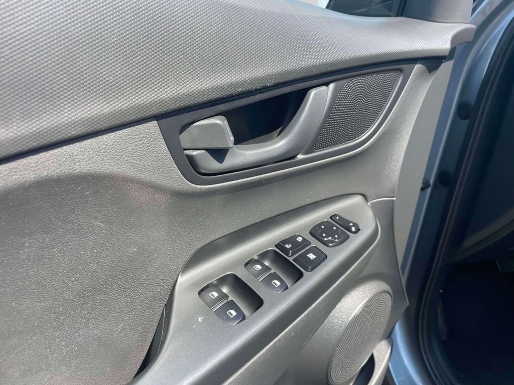 Used 2020 Silver Hyundai SE image 17