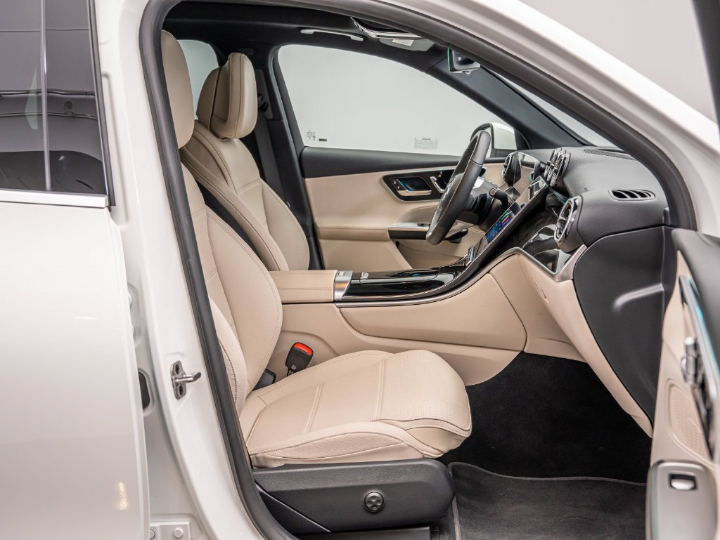 Used 2026 Polar White Mercedes-Benz GLC 300 image 26