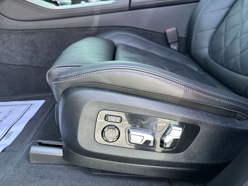Used 2025 Black BMW xDrive50e image 18