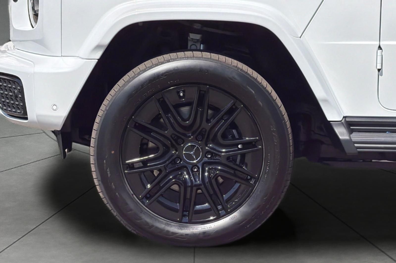 New 2027 MANUFAKTUR Moonlight White Metallic Mercedes-Benz G 580e image 5