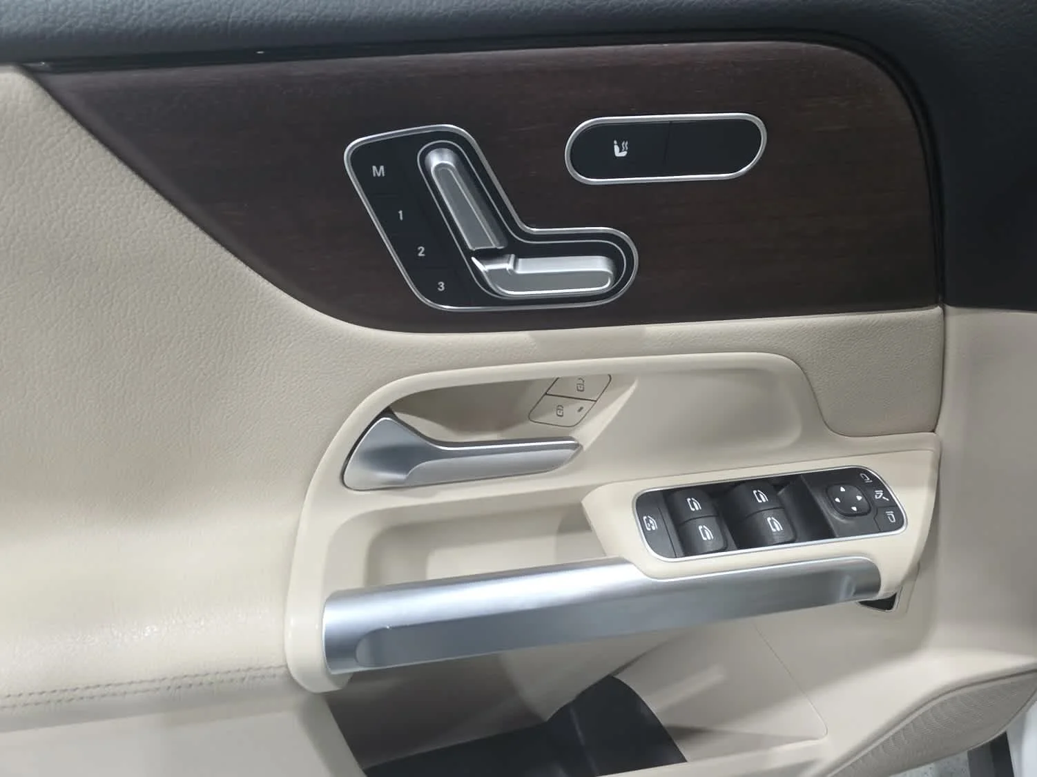 Used 2022 White Mercedes-Benz 4MATIC® image 17