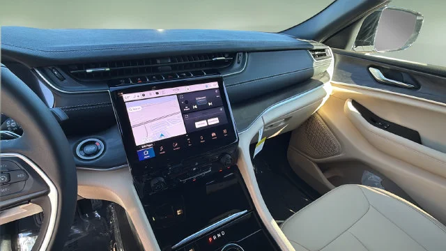 Used 2025 White Jeep Limited image 24