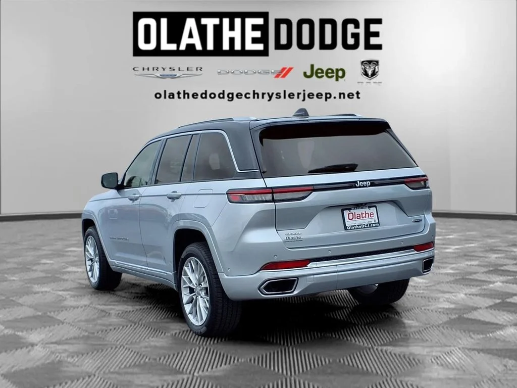 Used 2024 Silver Jeep Summit image 3