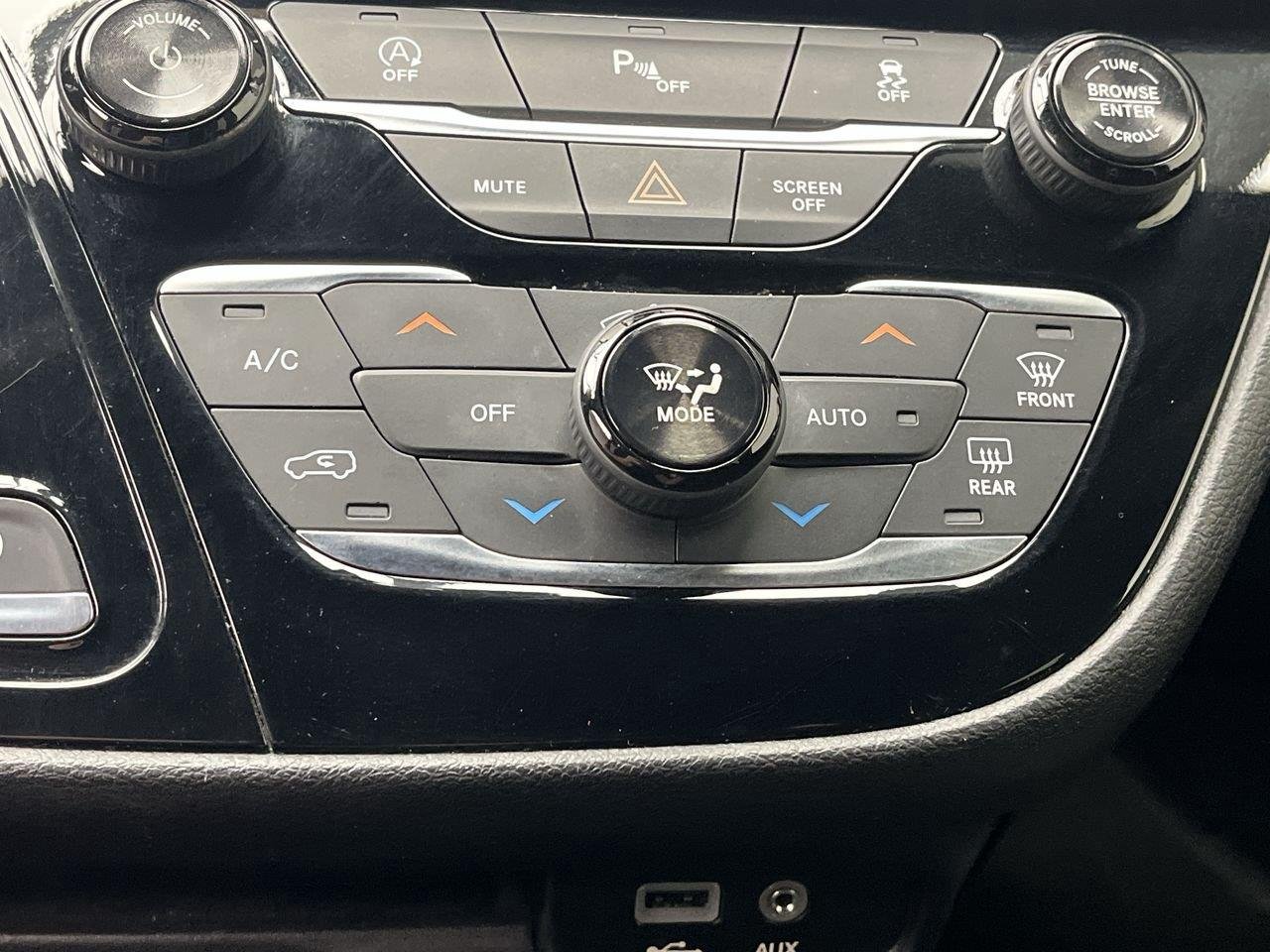 Used 2018 Brilliant Black Crystal Pearlcoat Chrysler Touring Plus image 22