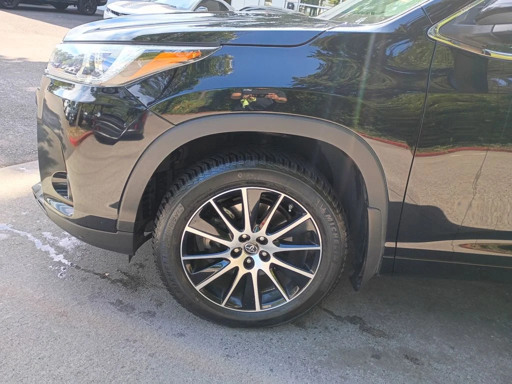 Used 2017 Midnight Black Metallic Toyota SE image 8