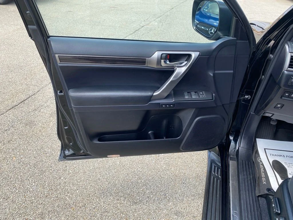 Used 2022 Black Lexus 460 image 10